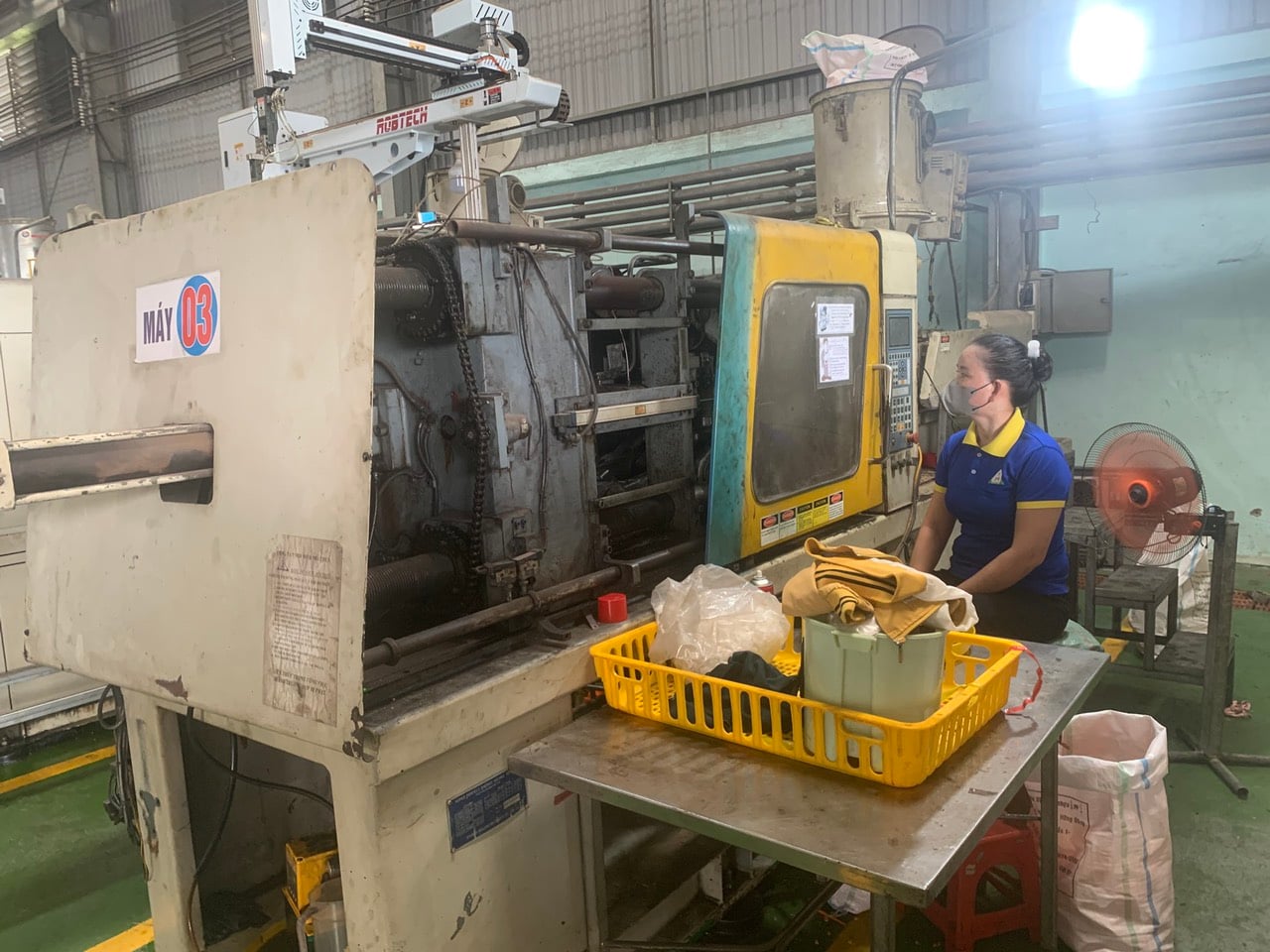 Plastic robotic injection molding machine 4.jpg